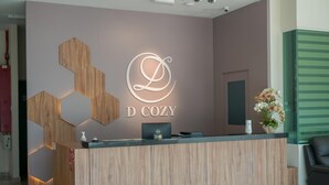Una recepción con diseño de madera y un logotipo que dice "D COZY".