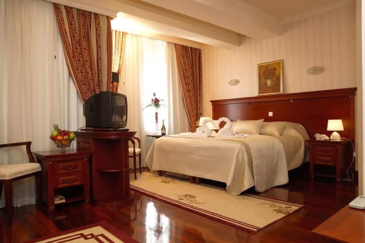 Deluxe Triple Suite | 1 bedroom, minibar, in-room safe, desk