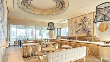 Petit déjeuner et dîner servis sur place