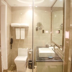 Elite Double Room | Bathroom | Shower, free toiletries, hair dryer, slippers