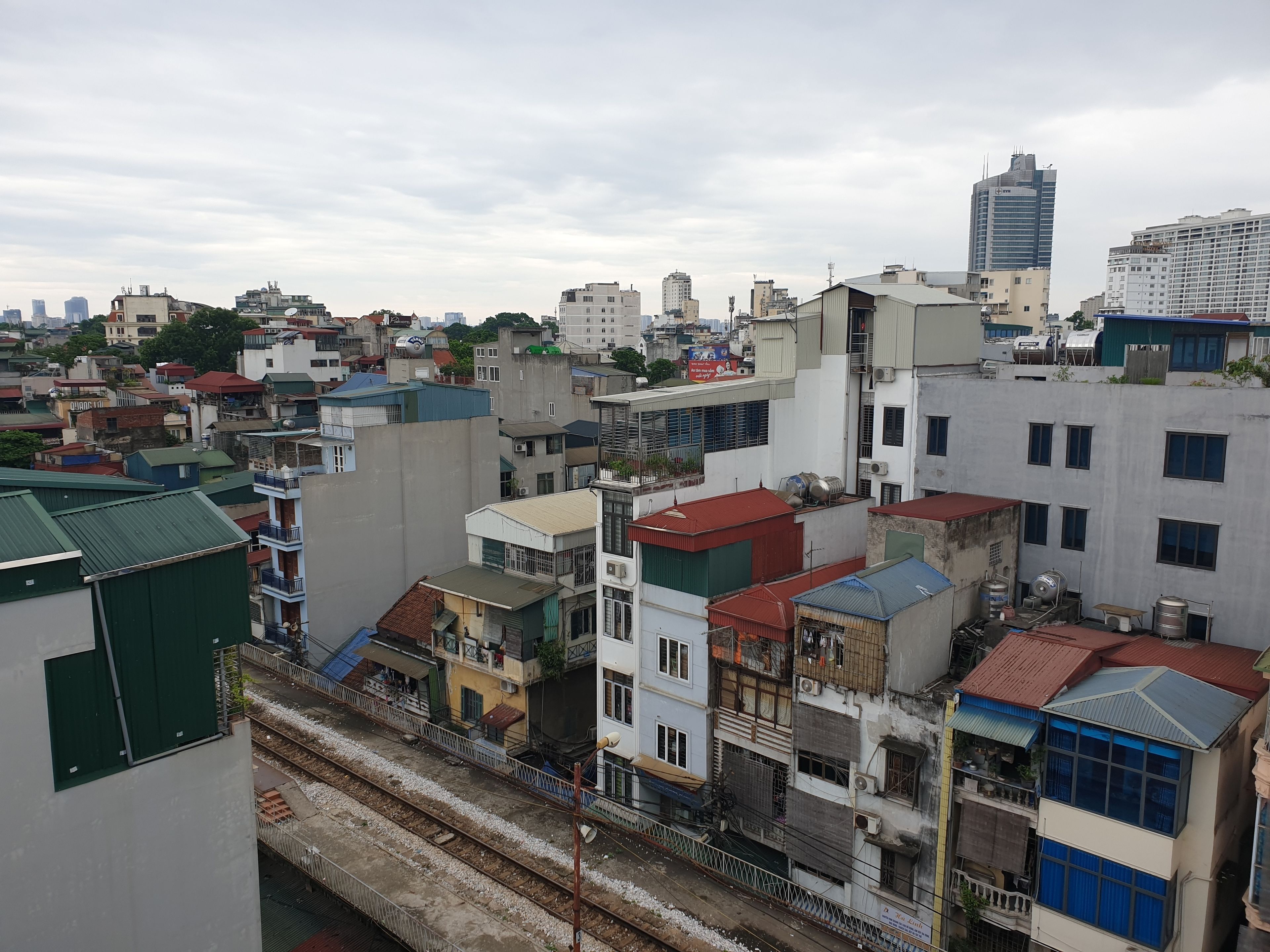 Un área urbana densamente poblada con diversos edificios, incluyendo residenciales y comerciales.