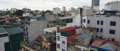Un área urbana densamente poblada con diversos edificios, incluyendo residenciales y comerciales.