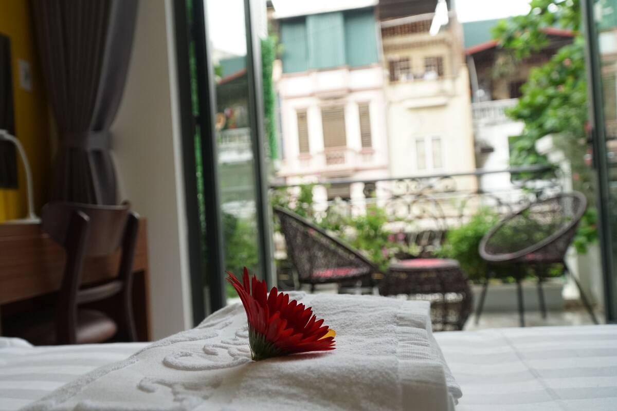 family suite, balcony | 1 bedroom, hypo-allergenic bedding, minibar, desk