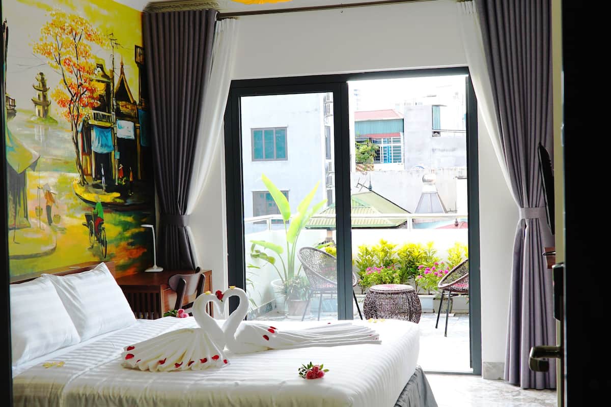 1 bedroom, hypo-allergenic bedding, minibar, desk