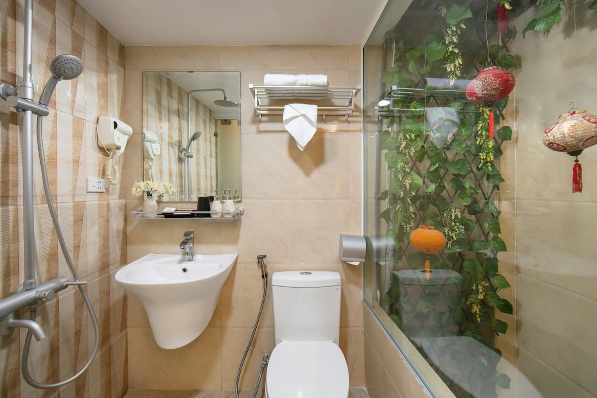 standard single room (internal window) | bathroom | shower, rainfall showerhead, designer toiletries, hair dryer