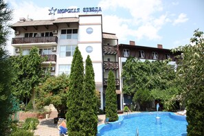 Vista frontal de la propiedad