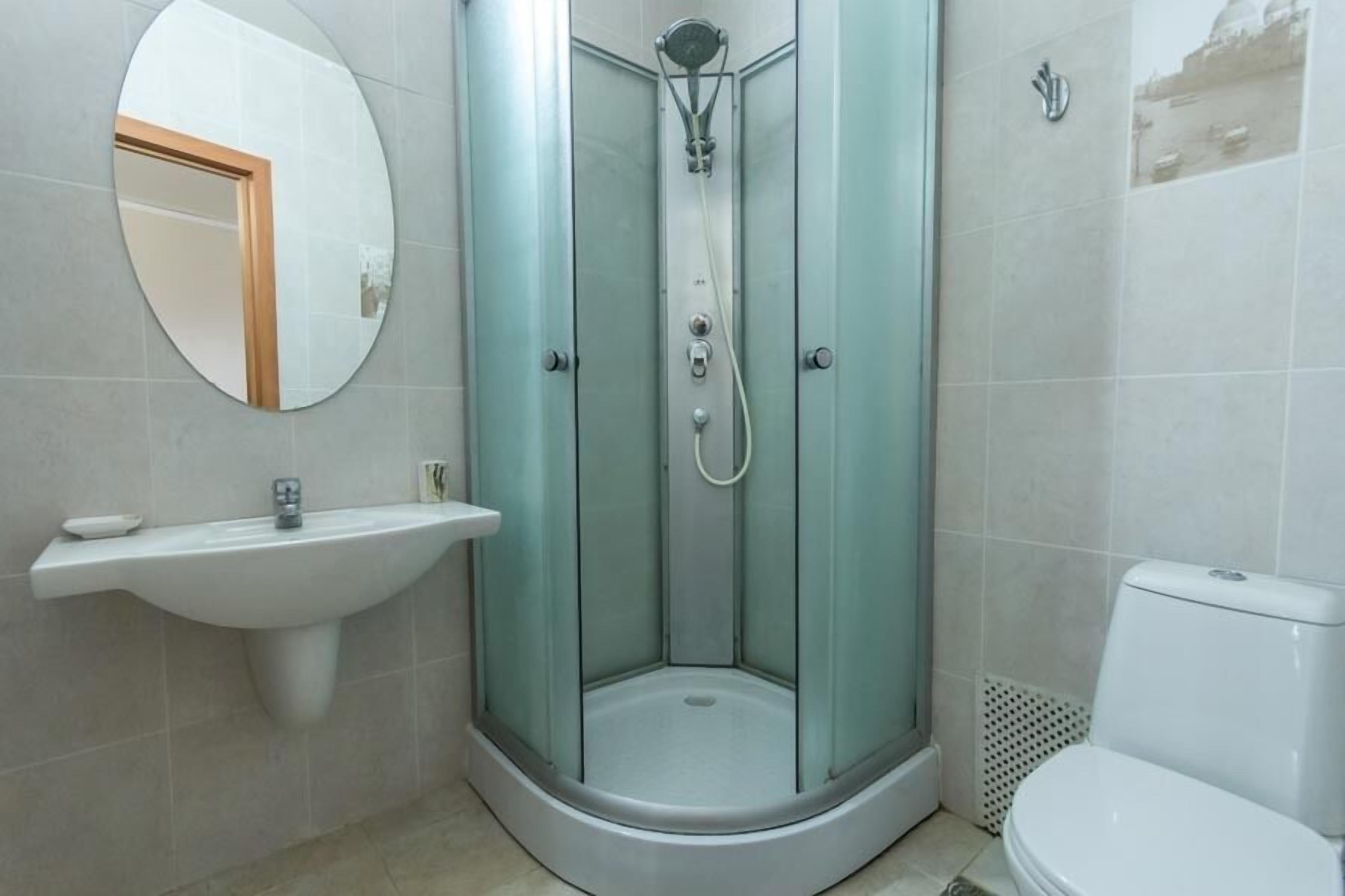 Chambre Junior, vue montagne | Salle de bain | Serviettes fournies, savon, papier toilette