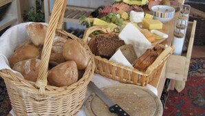 A buffet table with various breads, cheeses, and fruits. - Hotel Carlsruh (Braunlage)