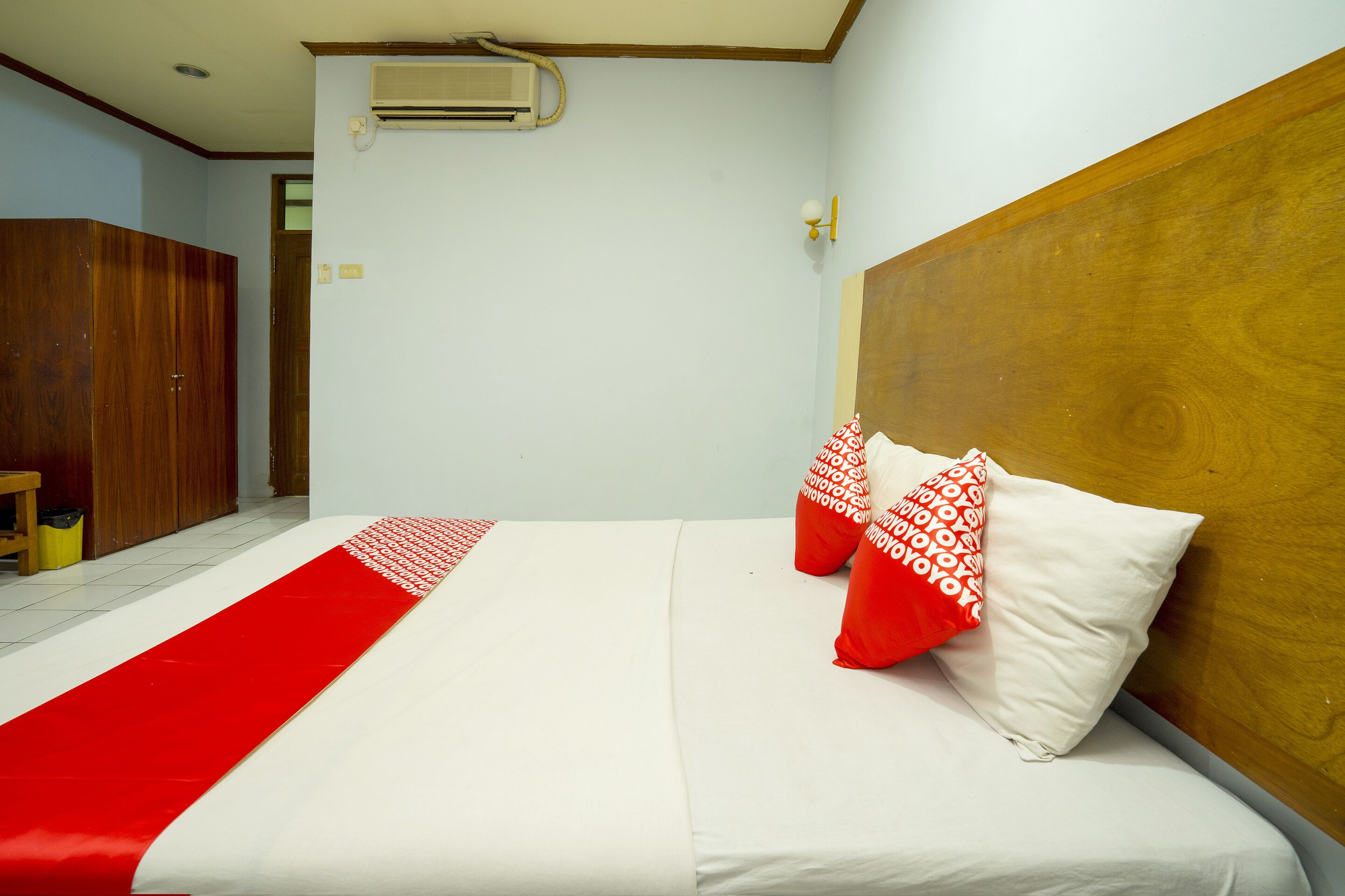 Desk, WiFi (free), bed sheets