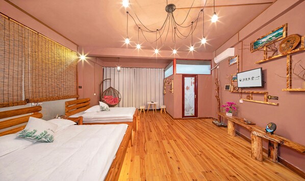 Escritorio, cortinas blackout y wifi gratis