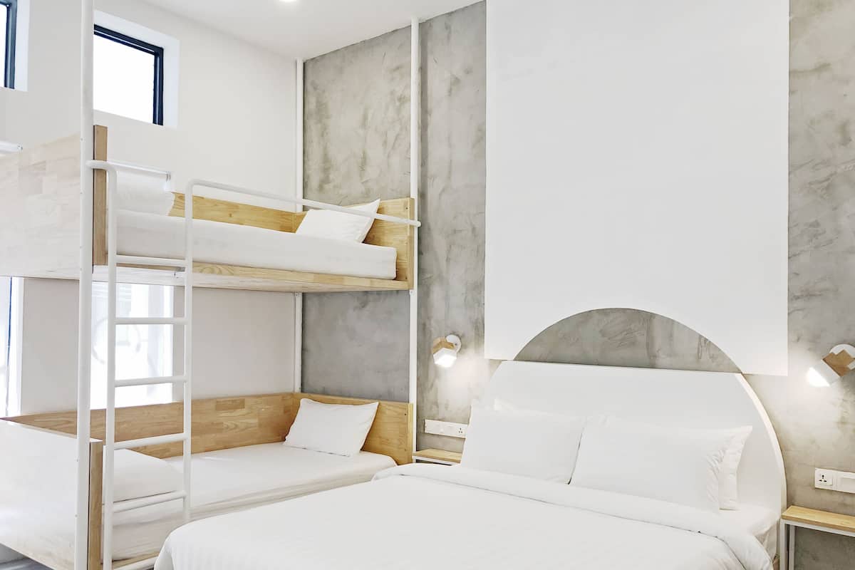 Familyhood | Soundproofing, iron/ironing board, free WiFi, bed sheets