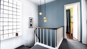 Eine Treppe mit einem Holzgeländer und einem Teppich belagten Landanteil.