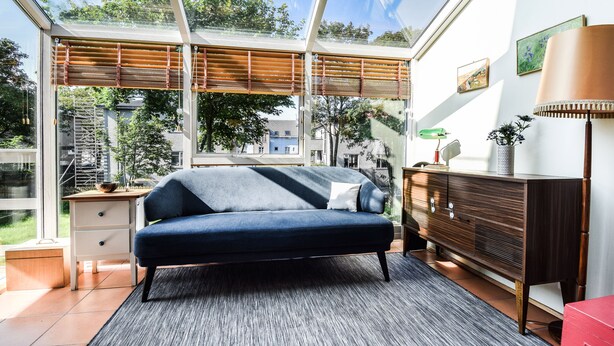 Ein modernes Schlafzimmer mit einem Bett, einem Schminktisch und einem Schreibtisch.