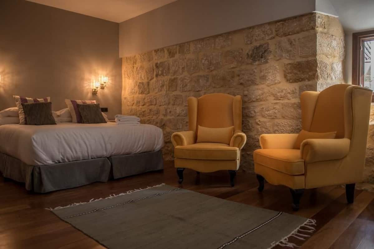 Chambre Deluxe Double ou avec lits jumeaux (Duplex) | Coffres-forts dans les chambres, bureau, fer et planche Ă repasser