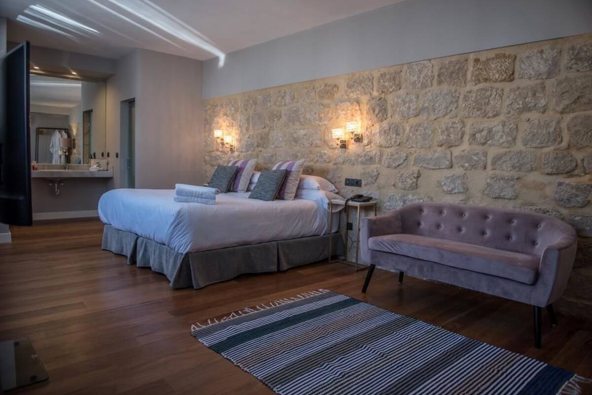 Habitación superior con 1 cama doble o 2 individuales | Caja fuerte, escritorio, tabla de planchar con plancha y cunas gratuitas