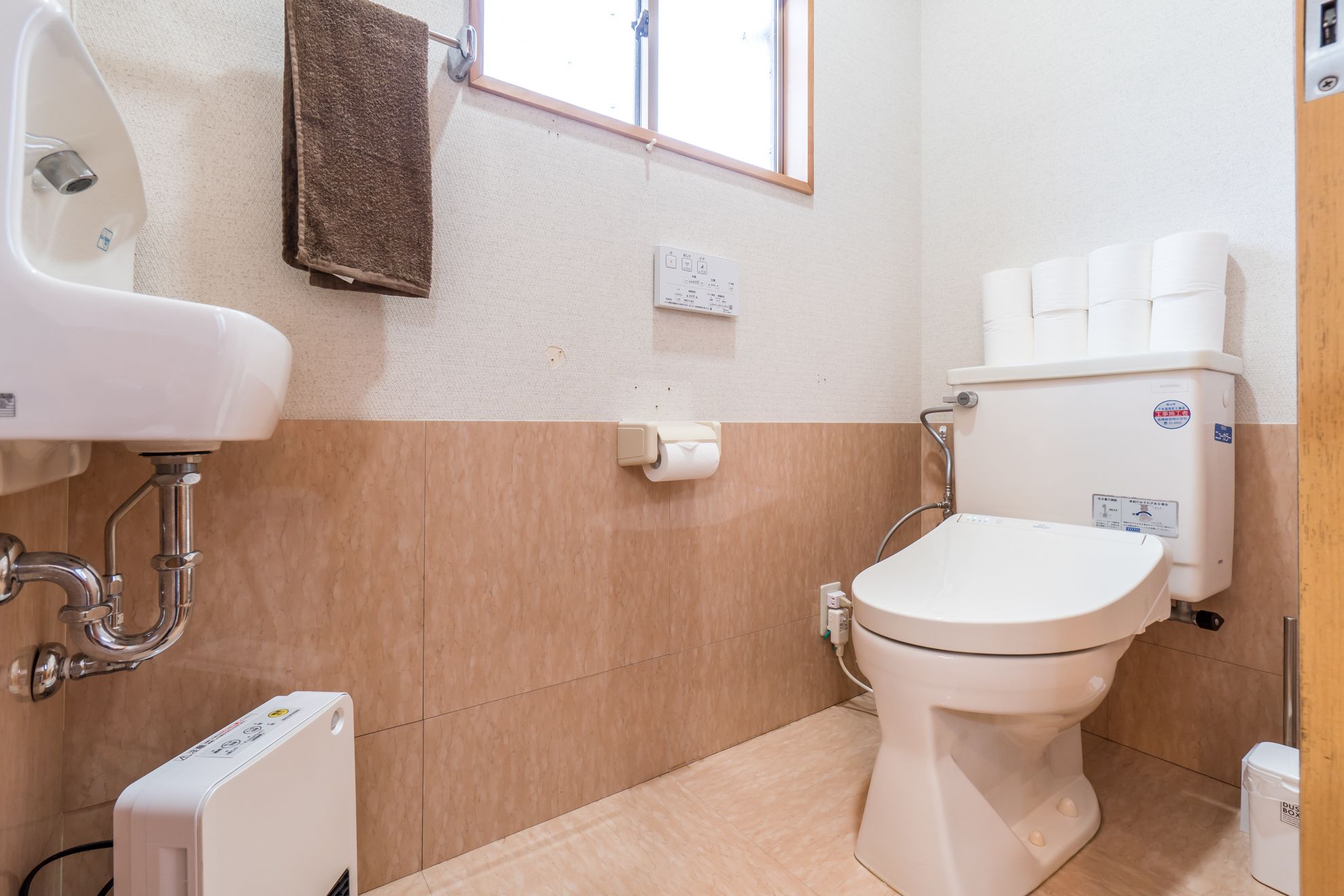 Rumah (Rental) | Kamar mandi | Bathtub dan shower terpisah dan perlengkapan mandi gratis