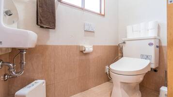 Rumah (Rental) | Kamar mandi | Bathtub dan shower terpisah dan perlengkapan mandi gratis