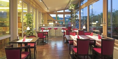 Desayuno buffet diario (EUR 9 por persona)