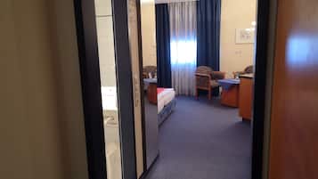 Double Room | Minibar, soundproofing, cribs/infant beds, rollaway beds