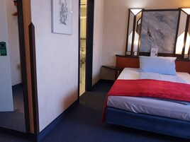 单人房 | 迷你吧、隔音、婴儿床、折叠床/加床（额外收费）