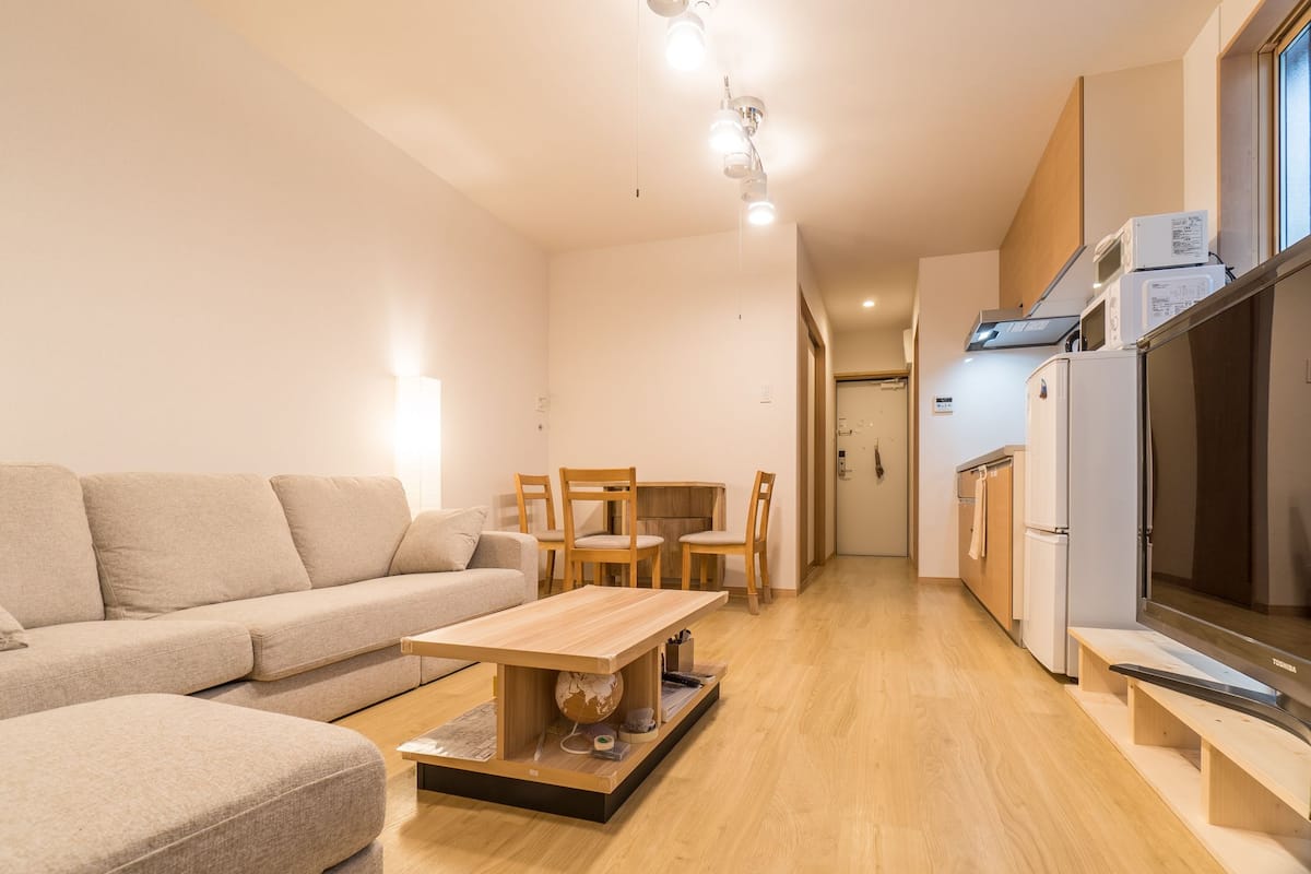 Kamar Triple Standar (B) | Area keluarga | TV layar datar dan layanan streaming
