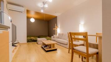 Kamar Triple Standar (B) | Area keluarga | TV layar datar dan layanan streaming