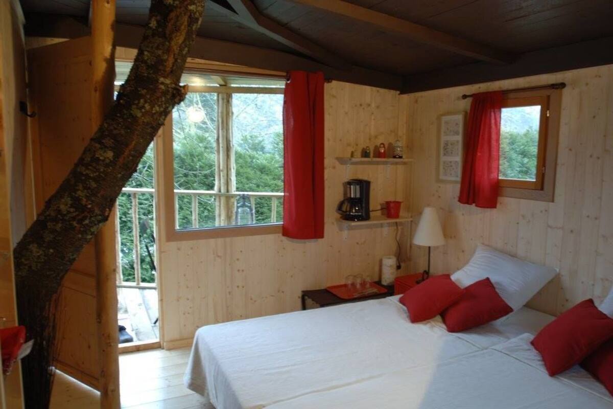 Tree House (Cerise) | 1 bedroom, individually decorated, individually furnished, bed sheets