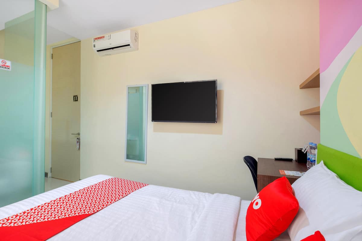 Desk, WiFi (free), bed sheets