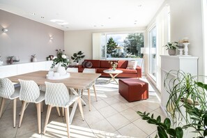 Deluxe-Apartment, 2 Schlafzimmer | Wohnbereich | Flachbildfernseher