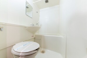 Ensemble douche/baignoire, sèche-cheveux, serviettes fournies