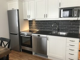 Refrigerador, microondas, horno, placa de cocina