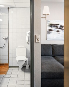Regadera, amenidades de baño gratuitas, toallas, jabón 