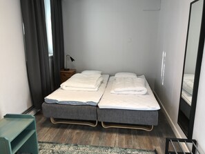 Basic Double or Twin Room, 2 Single Beds, Shared Bathroom (Rum 12) | Free WiFi, wheelchair access - Åsens Vandrarhem Uvboet - Hostel (Alvdalen)