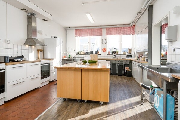 Fridge, microwave, oven, stovetop - Åsens Vandrarhem Uvboet - Hostel (Alvdalen)