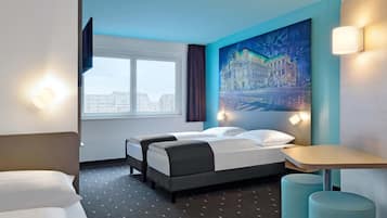 Triple Room | Desk, laptop workspace, blackout drapes, soundproofing