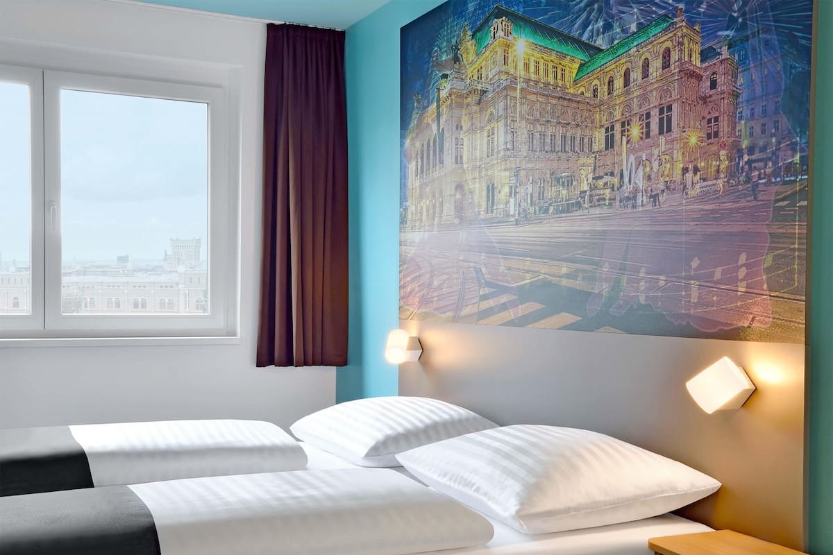 Twin Room | Desk, laptop workspace, blackout drapes, soundproofing