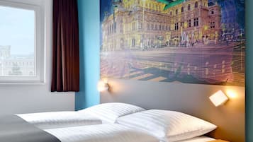 مكتب ومساحة عمل للكمبيوتر المحمول وستائر تعتيم وتجهيزات عازلة للصوت