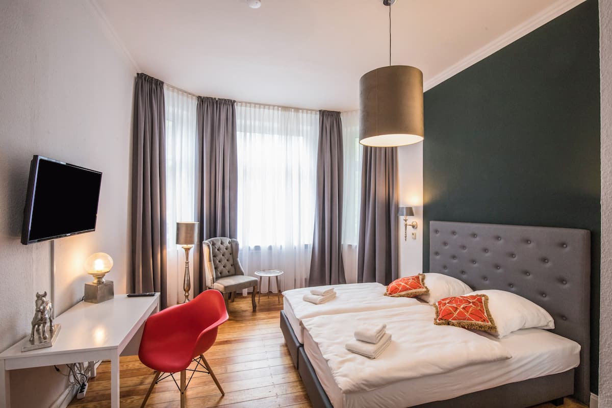 Chambre Double Confort | Literie hypoallergénique, coffres-forts dans les chambres, bureau