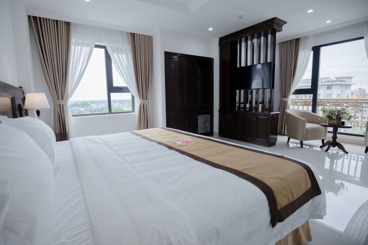 Minibar, desk, blackout drapes, soundproofing