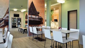Café da manhã com buffet todos os dias (EUR 13.9 por pessoa)