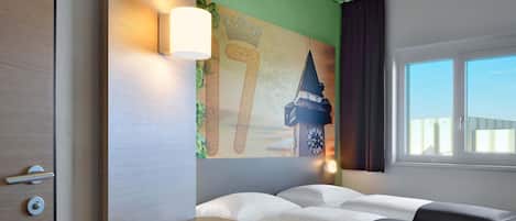 Desk, soundproofing, free WiFi, bed sheets