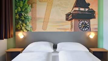 Ein Hotelzimmer mit einem Bett, zwei Nachttischen und einem Wandbild mit einem Glockenturm und der Zahl 17.