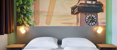Ein Hotelzimmer mit einem Bett, zwei Nachttischen und einem Wandbild mit einem Glockenturm und der Zahl 17.