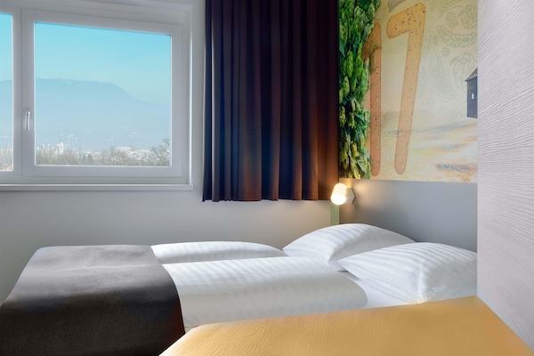 Escritorio, sistema de insonorización, wifi gratis y ropa de cama