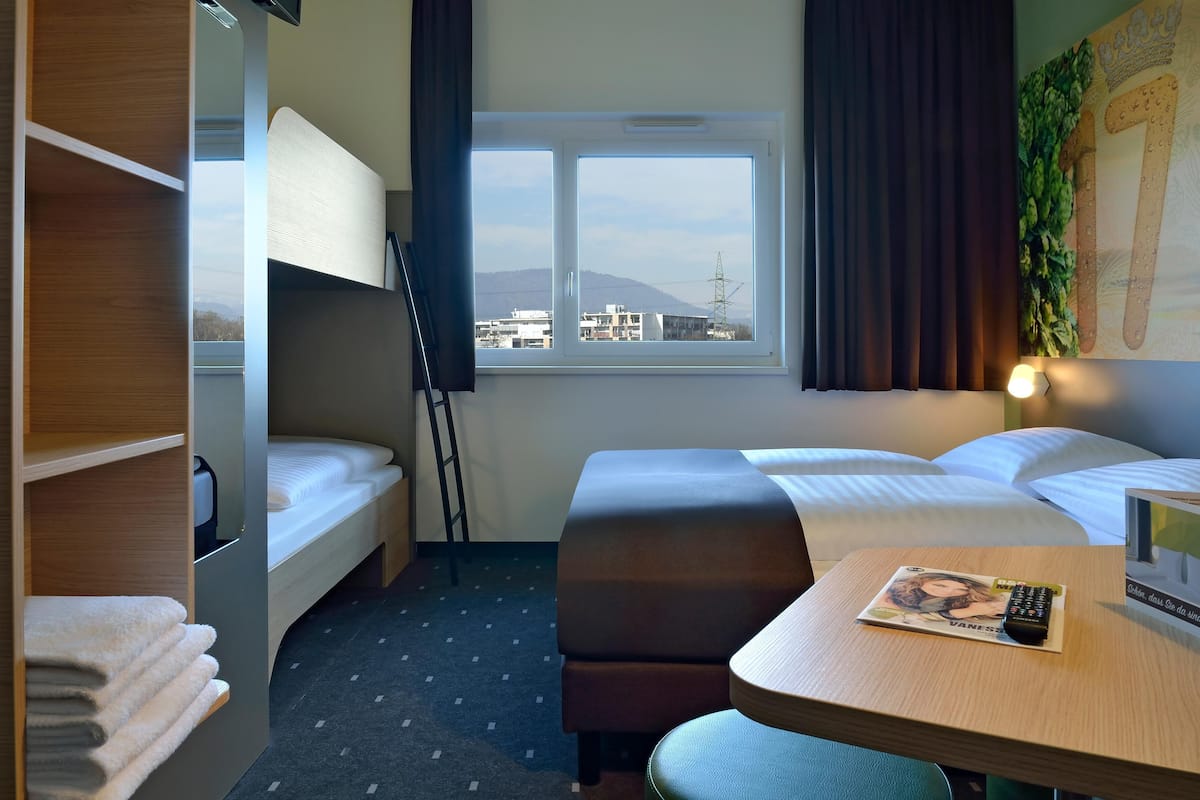 Chambre Familiale | 1 chambre, bureau, chambres insonorisées, Wi-Fi gratuit