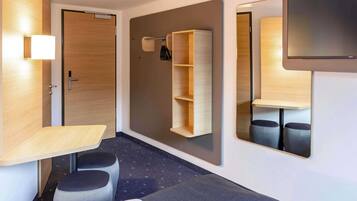 Desk, soundproofing, free WiFi, bed sheets