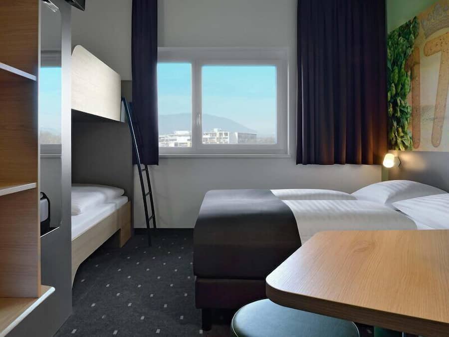 Quarto família | Escrivaninha, quartos à prova de som, Wi-Fi de cortesia, roupa de cama