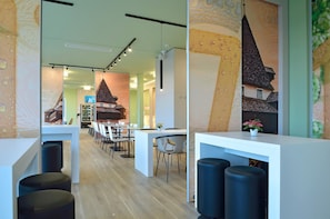 Petit déjeuner buffet (13.9 EUR par personne)