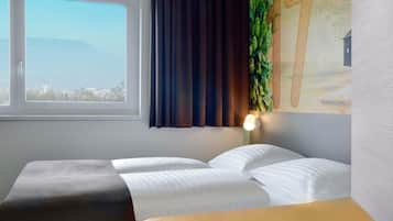 Desk, soundproofing, free WiFi, bed sheets