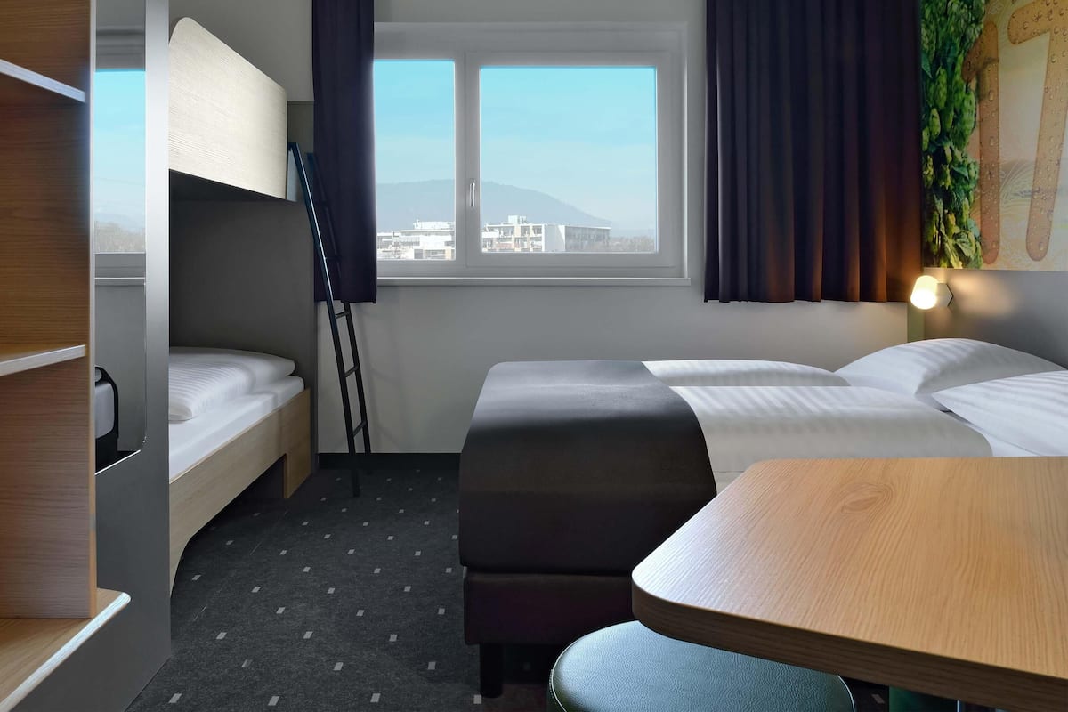 Family Room | Desk, soundproofing, free WiFi, bed sheets